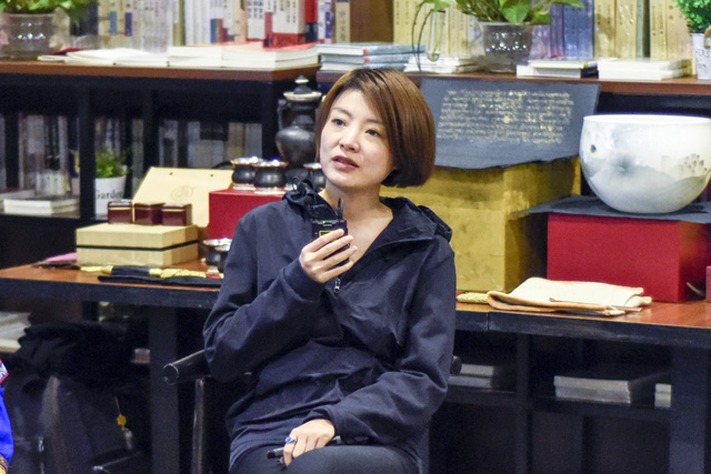 秦思：堅(jiān)持還是因?yàn)闊釔?ài)，我一直想把有意義的事情做得有意思。我希望有更多的人來(lái)關(guān)注非遺文化，把文化融入到工藝當(dāng)中。
