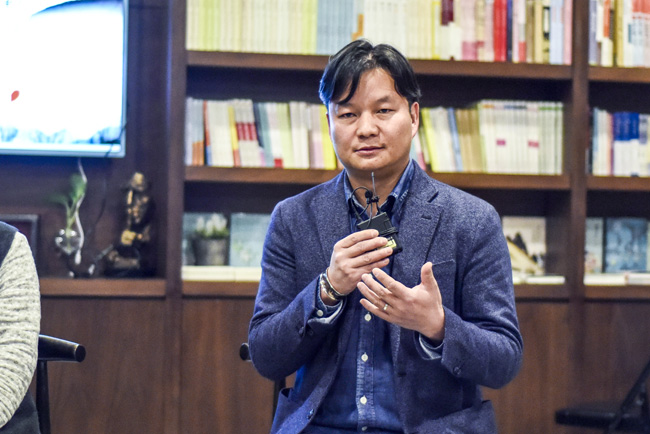 丁大為：烏銅走銀有三百年的歷史了，是云南地區(qū)獨(dú)有的技藝。這門(mén)技藝入門(mén)大概需要3年，學(xué)成需要20年。用語(yǔ)言去表達(dá)它其實(shí)是很難的。