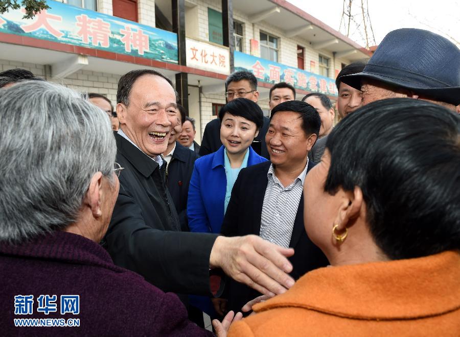 3月27日至28日，中共中央政治局常委、中央紀委書記王岐山到河南省調研，并主持召開座談會。這是3月27日王岐山在河南林州姚村鎮馮家口村同村民親切交談。 新華社記者 饒愛民 攝