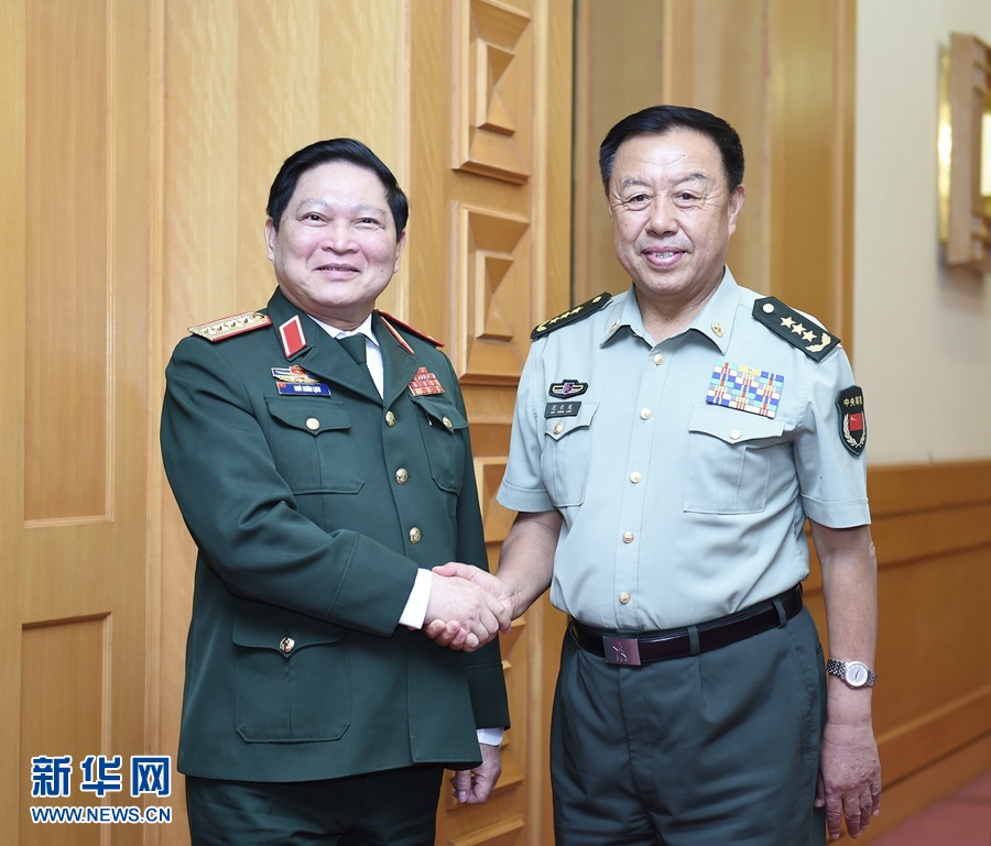 8月29日，中共中央政治局委員、中央軍委副主席范長(zhǎng)龍?jiān)诒本?huì)見越南共產(chǎn)黨中央政治局委員、國(guó)防部長(zhǎng)吳春歷。 新華社記者張領(lǐng)攝