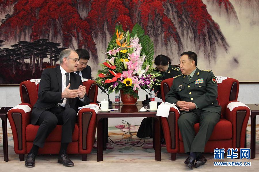 3月31日，中央軍委副主席范長龍在北京會見來訪的瑞士國防、民防和體育部長帕莫蘭。 新華社記者 劉芳 攝
