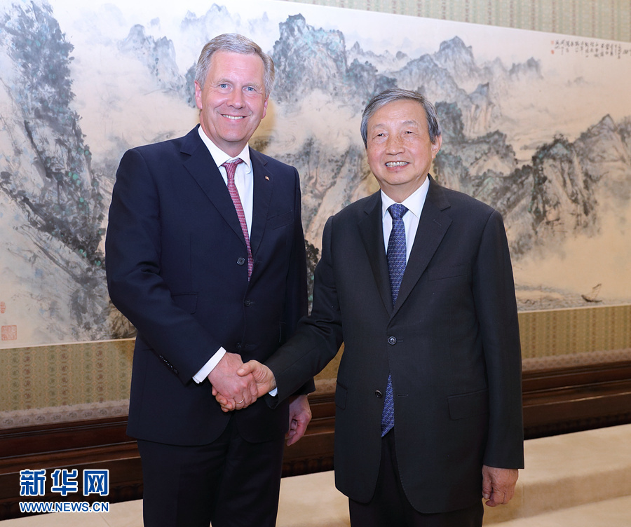 6月13日，國(guó)務(wù)院副總理馬凱在北京中南海紫光閣會(huì)見德國(guó)前總統(tǒng)、全球中小企業(yè)聯(lián)盟全球主席武爾夫。 新華社記者 王曄 攝 