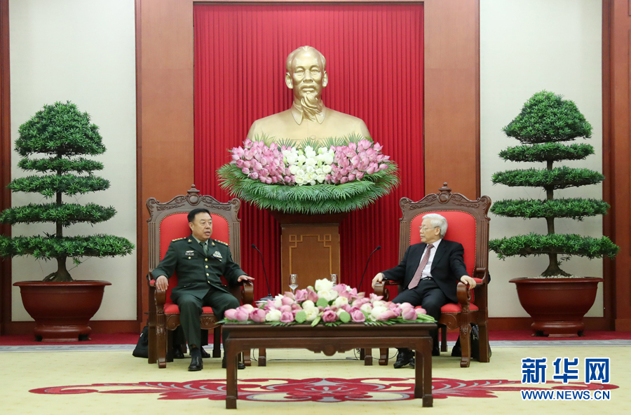 6月18日，在越南首都河內，正在越南訪問的中央軍委副主席范長龍（左）會見越共中央總書記阮富仲。 新華社發（李曉偉攝） 
