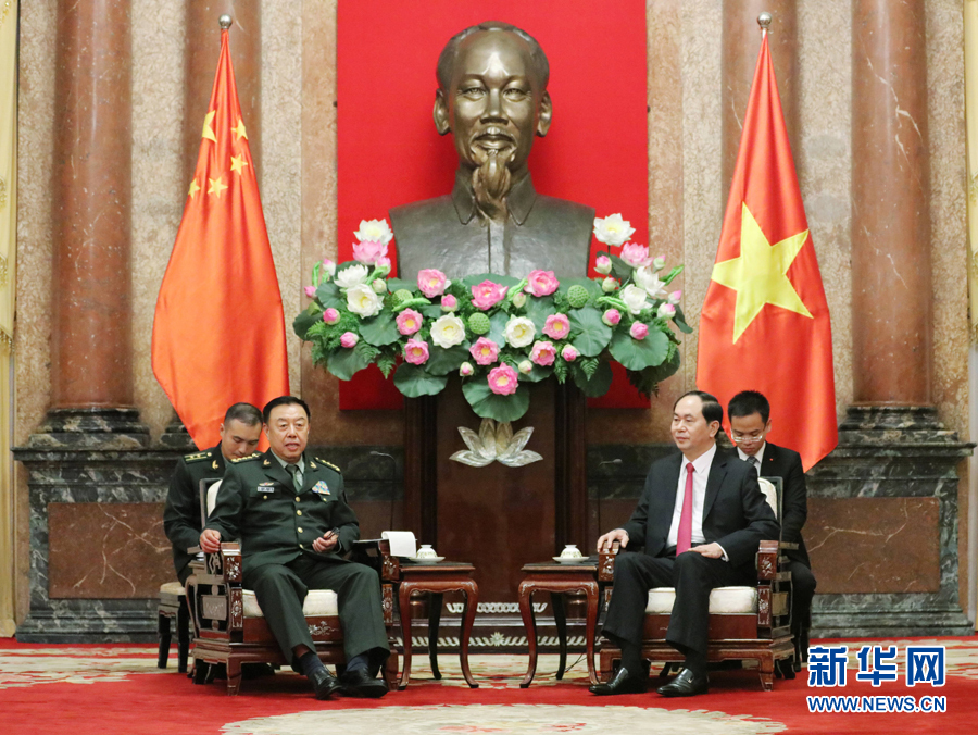 6月18日，在越南首都河內，正在越南訪問的中央軍委副主席范長龍（左前）會見越南國家主席陳大光（右前）。 新華社發（李曉偉攝）
