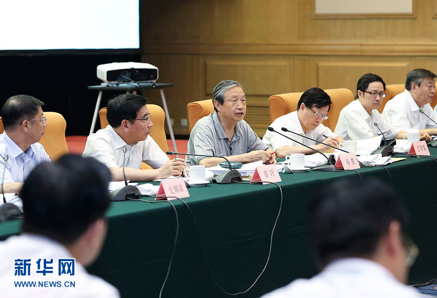 近日，中共中央政治局委員、國務院副總理馬凱在北京調研新能源汽車產業發展。這是7月4日，馬凱在北京深入新能源汽車充換電設施、充電服務平臺、分時租賃等單位調研，并主持召開推廣應用座談會。新華社記者 龐興雷 攝