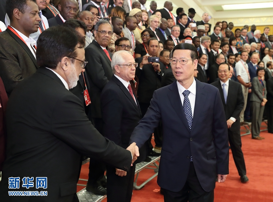 9月21日，中共中央政治局常委、國務院副總理張高麗在北京人民大會堂會見來華參加2017“一帶一路”媒體合作論壇的外方代表并回答大家關心的問題。新華社記者王曄攝 