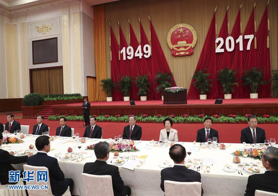 9月28日，全國政協辦公廳、中共中央統戰部、國務院僑辦、國務院港澳辦、國務院臺辦在北京人民大會堂聯合舉行國慶招待會。中共中央政治局常委、全國政協主席俞正聲與2800多名港澳臺僑各界代表歡聚一堂，慶祝中華人民共和國成立68周年。這是俞正聲在招待會上致辭。新華社記者 龐興雷 攝