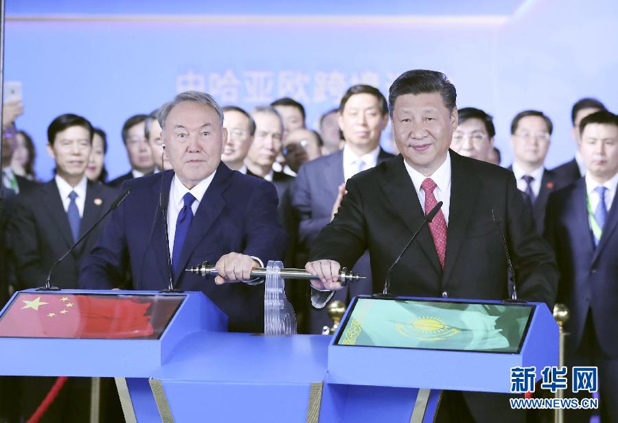 6月8日，正在哈薩克斯坦訪問的國家主席習(xí)近平在哈薩克斯坦總統(tǒng)納扎爾巴耶夫陪同下，參觀阿斯塔納專項(xiàng)世博會中國國家館，并共同出席中哈亞歐跨境運(yùn)輸視頻連線儀式。這是在中國國家館舉行的中哈亞歐跨境運(yùn)輸視頻連線儀式上，兩國元首共同推動操控桿，視頻顯示中哈連云港物流合作基地和“霍爾果斯－東大門”經(jīng)濟(jì)特區(qū)無水港兩個分會場四列火車鳴笛開行。新華社記者 丁林 攝